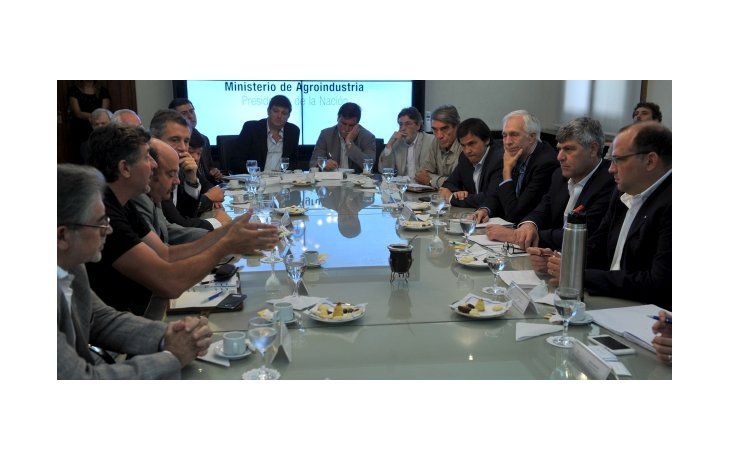Buryaile junto a los representantes de la Mesa de Enlace.