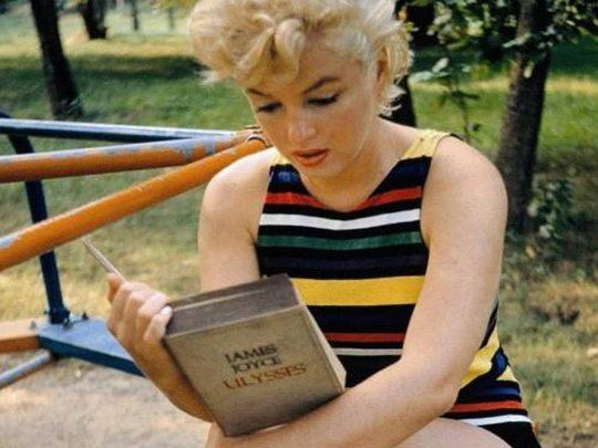 En 1955, Eve Arnold capturó una de las imágenes icónicas de la eterna blonda de Hollywood, mientras leía la obra maestra de James Joyce.