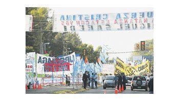 ámbito.com | La entrada de la clínica de Pilar amaneció ayer completamente cubierta por banderas y carteles de apoyo a la mandataria, que colgaron agrupaciones kirchneristas.