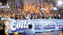Aniversario. Actos divididos para recordar el 70 aniversario del fallecimiento de Eva Perón. La CGT reeditó una marcha de antorchas; el canciller Santiago Cafiero junto a Cristina Álvarez Rodríguez, sobrina de Evita, y Victoria Tolosa Paz en acto sin Alberto Fernández. El moyanismo junto al sindicalismo K marcharon contra empresas.