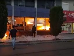 grave: incendiaron la sede del diario el chubut en trelew