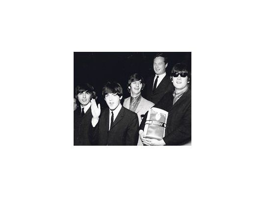 Los Beatles junto a Brian Epstein, el descubridor y primer manager del grupo, que murió en 1967, a los 32 años, de una sobredosis.