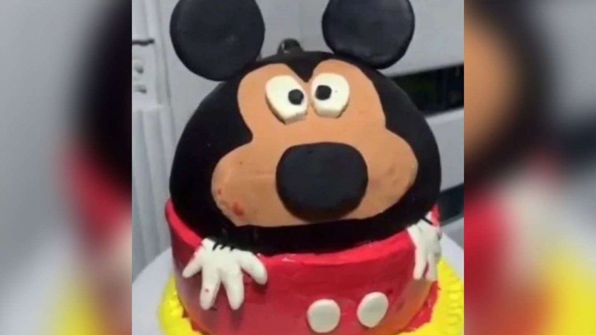 Le pidieron una torta de Mickey Mouse pero terminó haciendo al falso Ratón