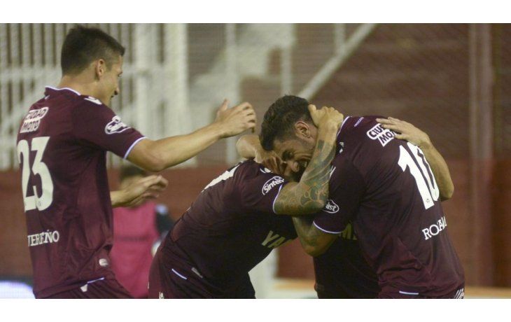 Sand abrió la cuenta con su 98º gol en Lanús.