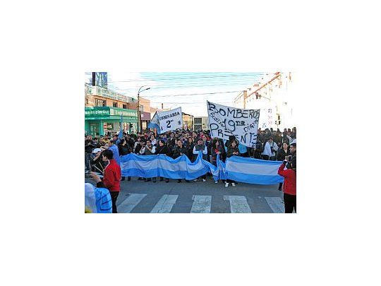 Decenas de policías marcharon son sus familiares por las calles de Río Gallegos para reclamar mejoras salariales. (Foto: gentileza Opi Santa Cruz)