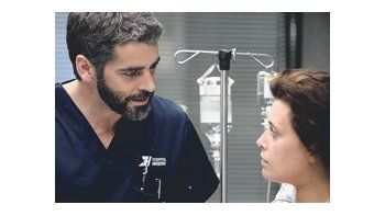 Eduardo Noriega es el joven médico que de pronto recibe la rara transmisión de un don sanador, en un film que empieza bien, pero luego se disparata y pierde convicción, aunque a veces impresione.