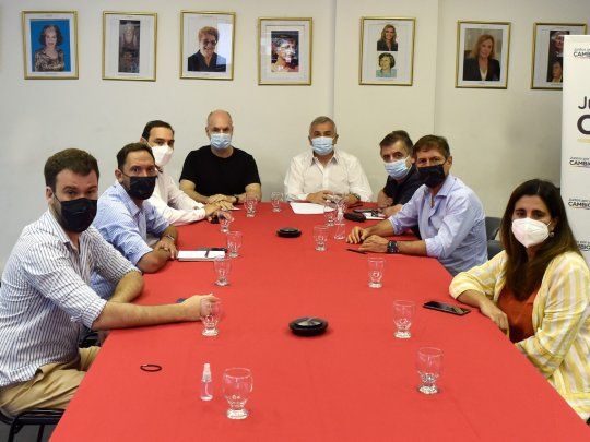 Macri reapareció firmando documento para acordar con el FMI.