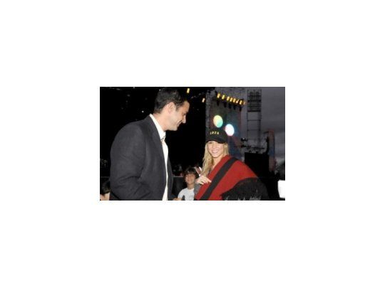 El gobernador Urtubey le regaló un poncho salteño a la artista colombiana.