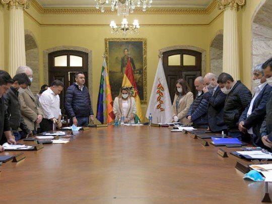 La presidenta de facto de Bolivia, Jeanine &Aacute;&ntilde;ez, encabez&oacute; una oraci&oacute;n en una reuni&oacute;n de gabinete por el coronavirus.