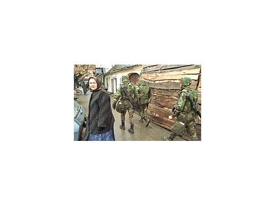 Foto de archivo, 1995. Soldados estadounidenses recorren las calles croatas.