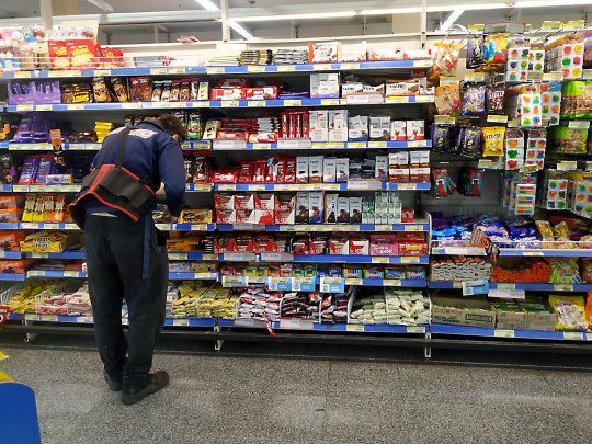 En febrero las ventas en los supermercados cayeron 11,4%.