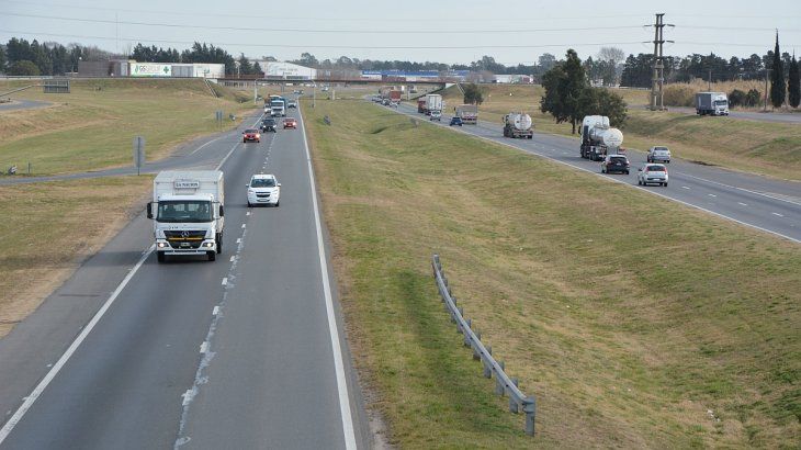 La autopista Buenos Aires-Rosario, parte de la Ruta Nacional 9, es una vía clave que conecta ambas ciudades a través de unos 300 km. La autopista Buenos Aires-Rosario, parte de la Ruta Nacional 9, es una vía clave que conecta ambas ciudades a través de unos 300 km.