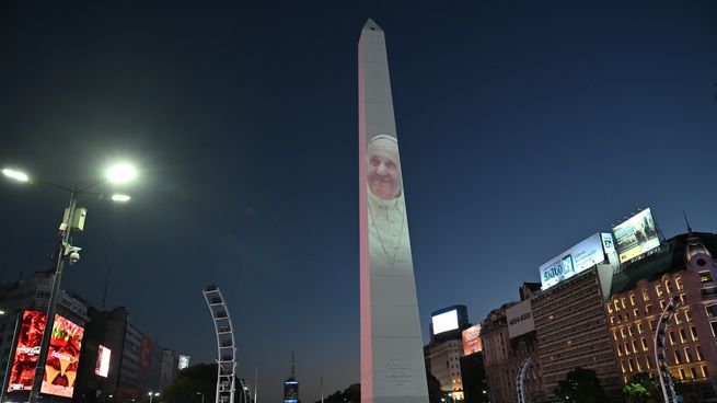 La Ciudad realizó en el Obelisco un mapping especial en apoyo al Papa Francisco.