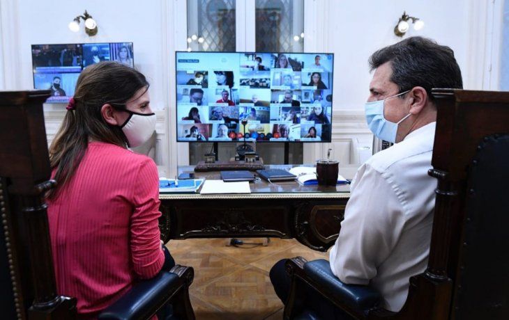 guiño. El presidente de Diputados, Sergio Massa, comandó una reunión del bloque kirchnerista junto a la jefa de la ANSES, Fernanda Raverta, por el proyecto que condona deudas de provincias con el organismo previsional.