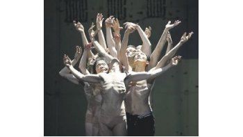 ámbito.com | La puesta de Sasha Waltz lleva a que los tres actos de la ópera quedan estancados  en un despliegue de movimiento que, más allá de su realización y concepción magistral en el plano estrictamente coreográfico, lo eclipsa todo y hace que la presencia de can