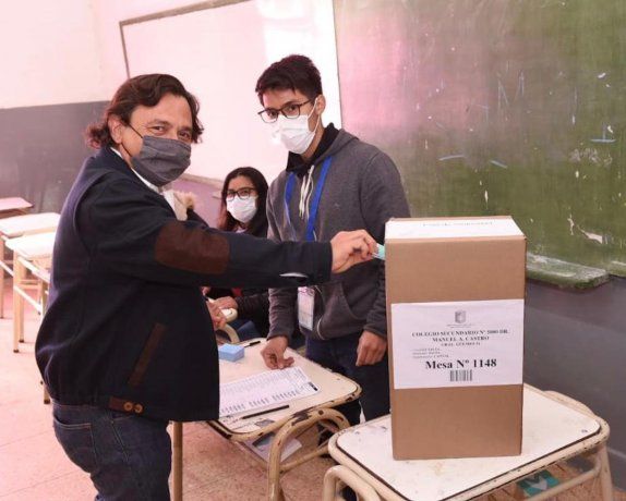 Salta elige diputados y senadores provinciales en medio de la pandemia. Gustavo Sáenz al momento de emitir su voto.