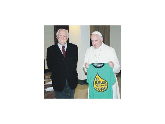 Fernando Pino Solanas, ayer junto al papa Francisco, a quien visitó para hablar sobre su postura en defensa del medio ambiente y le regaló una camiseta alusiva.