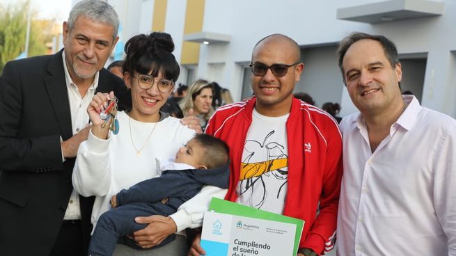 Ferraresi y Magiotti junto a las familias beneficiadas. 