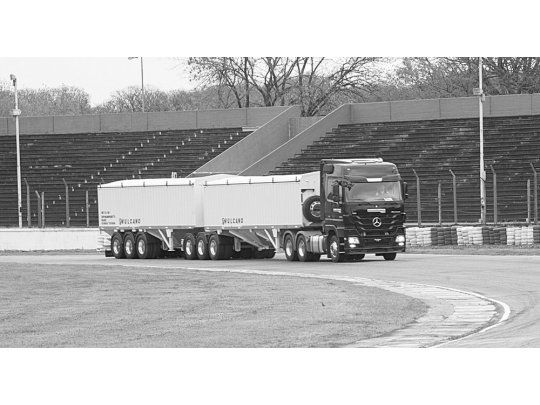 Mercedes-Benz testea sus bitrenes