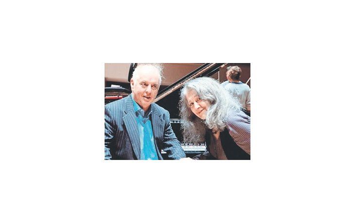 Daniel Barenboim tendrá fuerte presencia en la temporada 2014 del Teatro Colón. Ofrecerá un recital de piano junto con Martha Argerich (foto), dirigirá una versión de concierto de “Tristán e Isolda”, de Richard Wagner, con intérpretes internacionales de primera línea (aunque no será una versión integral), y finalmente realizará un espectáculo junto con Les Luthiers, quienes de esta forma actuarán por segunda vez en la historia en el Colón.
