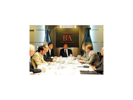 El gobernador Daniel Scioli encabezó la reunión con sus funcionarios bonaerenses y los productores afectados por los incendios.