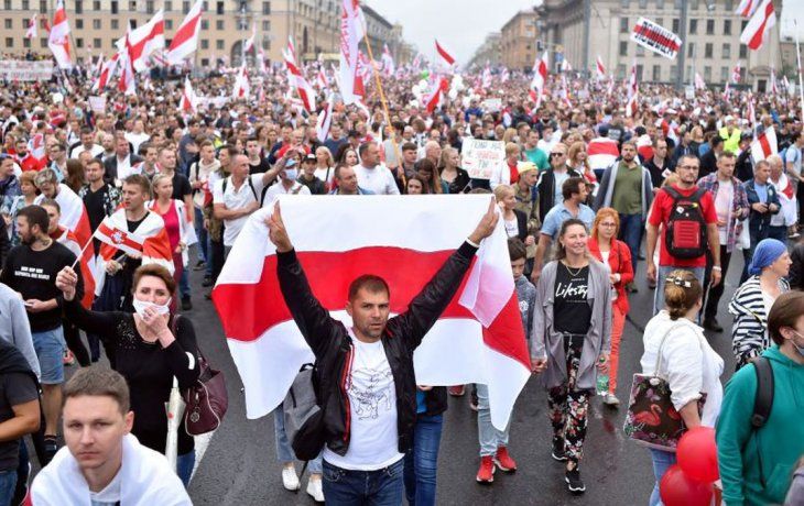 Decenas de miles de personas vuelven a manifestarse en Minsk contra el triunfo considerado fraudulento de Alexander Lukashenko.