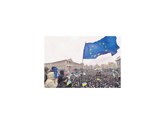 Miles de personas pidieron ayer la salida del presidente Víctor Yanukóvich, que a último momento se retractó de firmar un acuerdo de acercamiento con la Unión Europea por la oposición de Rusia.