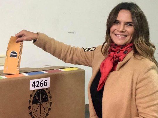 La candidata a diputada provincial Amalia Granata vota durante la jornada electoral en Santa Fe.