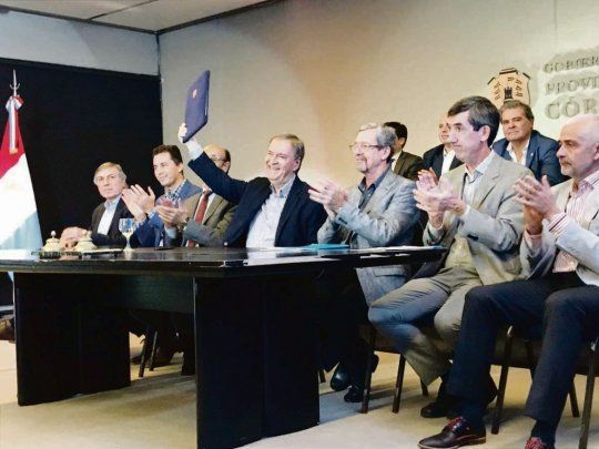 PROMESA. Schiaretti, secundado por empresarios e intendentes, presentó ayer el plan para desarrollar 60 nuevos parques industriales.