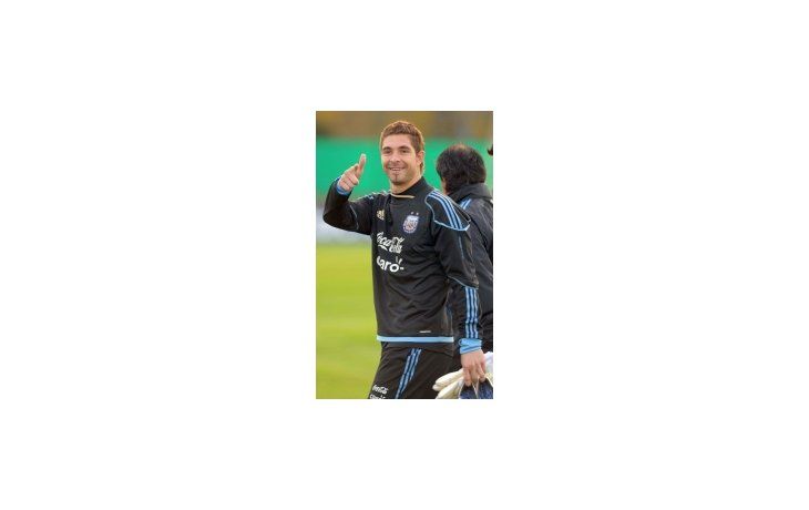 Juan Pablo Carrizo muestra el pulgar arriba luego del entrenamiento de la selección argentina en Ezeiza.