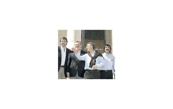 ámbito.com | MauricioMacri juntoa lafórmulaRicardoLópezMurphy-EstebanBullrich(izq.) y elcandidatoa senadorCarlosMelconian(der.). Elfin desemana lodedicó areforzar lacampañapresidencialde sualiado. HoyMacri seconcentrae