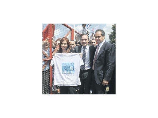 Cristina de Kirchner cerró ayer su campaña con un acto de inauguración de una fábrica de pastas en Tortuguitas, partido de Malvinas Argentinas (Pcia. de Buenos Aires) acompañada por el candidato a gobernador Daniel Scioli y el postulante a intendente Luis Vivona.