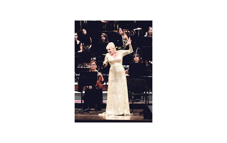 ámbito.com | Para el final del desfile quedó la estrella máxima, Valeria Lynch, con “Piensa en mí”, poniendo en delirio a sus muchos fans.