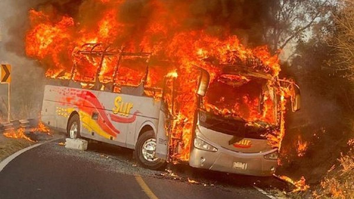 Tensión en México por la muerte del líder narco "El Mencho": ataques en las calles y caos en el aeropuerto de Guadalajara