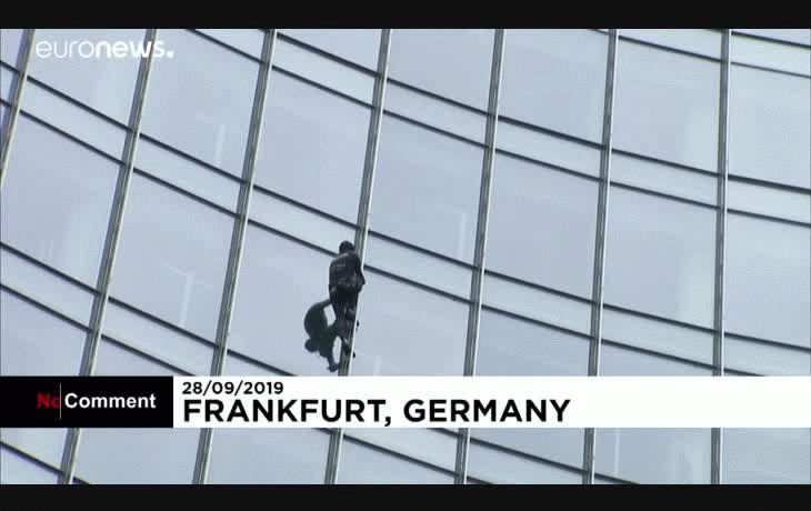 Detienen al Spiderman francés tras escalar edificio de 42 pisos sin equipo de seguridad