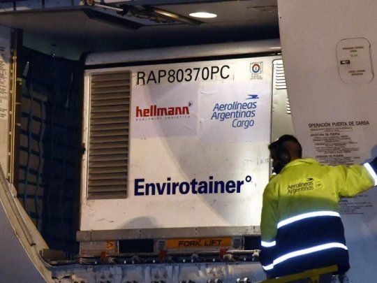 El vuelo que traslada las vacunas desde China es el último de los diez previstos para julio, en el acuerdo suscripto con el China National Pharmaceutical Group Corp por un total de 24 millones de vacunas, a razón de 8 millones por mes, entre julio y septiembre.