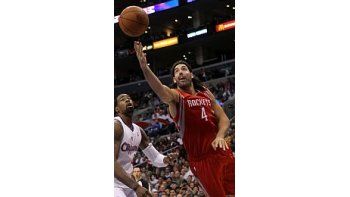Scola marcó 20 puntos en la derrota de Houston Rockets.