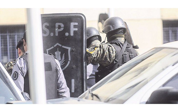 Blindado. Bajo estrictas medidas de seguridad, Lázaro Báez llegó a los tribunales de Comodoro Py desde el penal de Ezeiza, con chaleco antibalas, casco y escoltado con escudos para garantizar su ingreso al edificio.