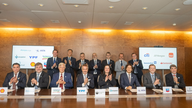 Sentados (de izquierda a derecha): Pablo Gamero; CFO Shell; Adolfo Zuberbuhler, CFO de Pampa Energía; Rodolfo Berisso, Vicepresidente Ejecutivo de Administración y Finanzas de Pan American Energy; Federico Barroetaveña, CFO de YPF; Nancy Repetto, CFO Pluspetrol; Pablo Vera Pinto, Co Fundador y CFO de Vista Energy; Gerald Free, General Manager Business Performance & Finance - Chevron Argentina; Claudio Gugliuzza, Presidente de Áreas Corporativas de Tecpetrol. Parados (de izquierda a derecha): Juan Borchardt, presidente de Deutsche Bank; Facundo Gomez Minujin, CEO Argentina, Uruguay, Bolivia and Paraguay at JPMorgan Chase & Co; Horacio Marín, Presidente y CEO de YPF; Juan O Connor, CEO Argentina Itau; Federico Elewaut, CEO at Citibank Argentina: Alejandro Butti, Chief Executive Officer & Country Head en Santander Argentina; Gustavo Chaab, CEO de VMOS.