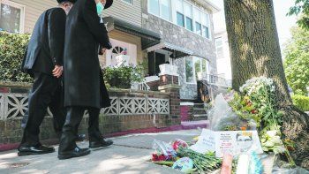 HOMENAJES. Pequeños memoriales en honor a la progresista jueza Ruth Ginsburg, con fotos y flores, proliferan en varias ciudades de Estados Unidos, como este de Brooklyn, Nueva York.