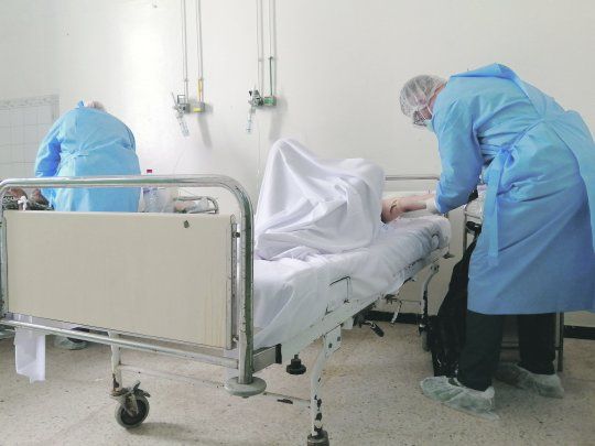 UN DRAMA GLOBAL. Médicos y enfermeros asisten a un paciente de covid-19 en un hospital de Túnez. La nueva variante delta está provocando un rebote de los contagios en buena parte del mundo.
