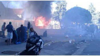Si bien era confusa la información en un primer momento, las imágenes de un incendio de proporciones llegaron a las redes sociales cerca de las 10:00 de este domingo, en medio de una ciudad convulsionada por el recital de la noche del sábado.