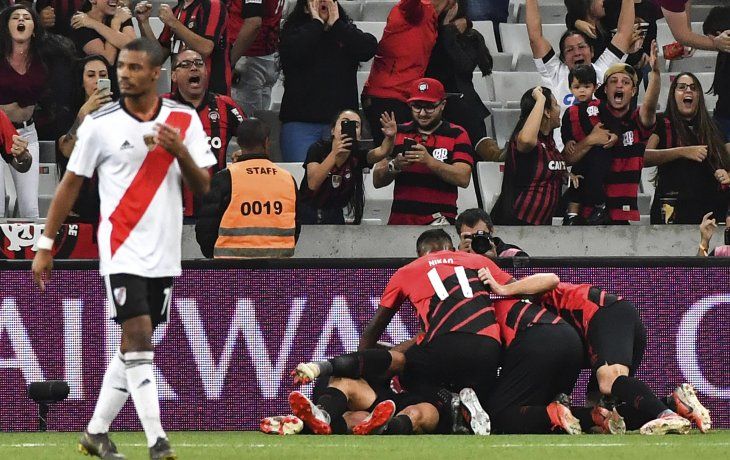 A River le costó en Brasil y no pudo con Paranaense, pero la serie no está definida