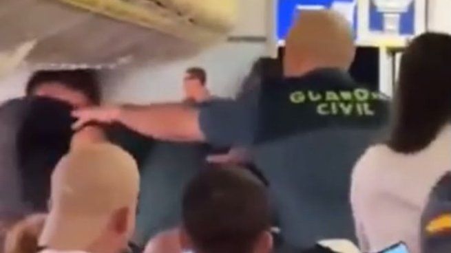 La tripulación y las autoridades redujeron a un hombre alcoholizado que agredió al personal de control en pleno viaje de Ryanair.