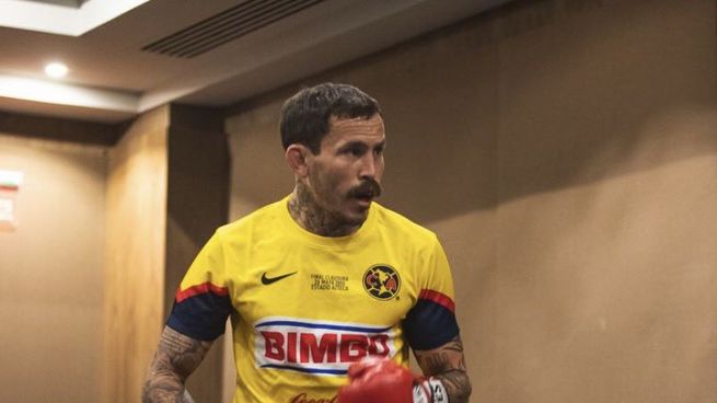 Marlon Chito Vera entrena con la playera del América que perteneció a su compatriota ecuatoriano Christian Chucho Benítez, quien fuera campeón de goleo con las Águilas.