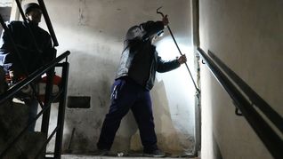 La policía ingresando al departamento en Núñez.