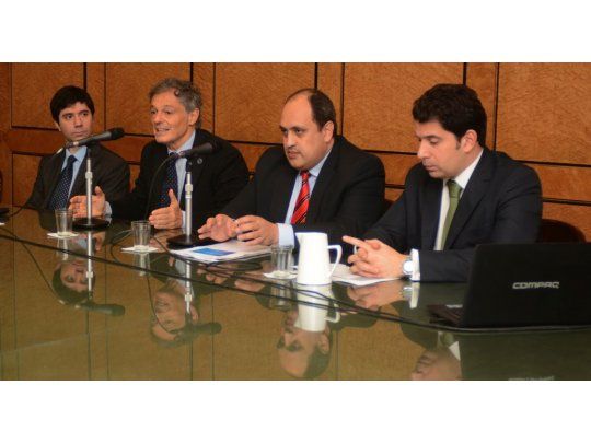 El ministro de Producción de la Nación, Francisco Cabrera, anuncia la emisión del BICE.