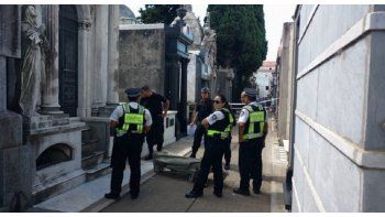 Un turista resultó herido luego de caer desde una estatua en el cementerio de Recoleta