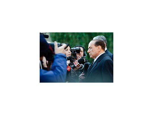 Berlusconi enfrenta a los periodistas que lo interrogaron sobre sus dichos