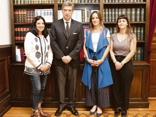 Postal. Horacio Rosatti el mes pasado se reunió con Malena Galmarini, Marcela Durrieu y Micaela Ferraro como integrantes de la ONG Ojo Paritario.